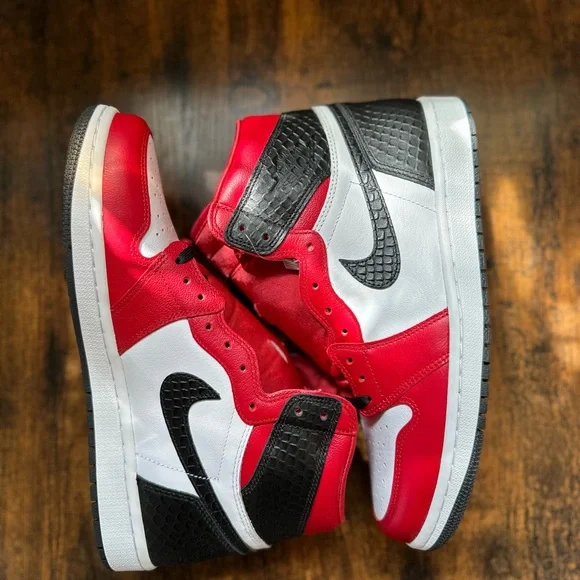 Nike Women’s Jordan 1 High OG Shoes - Size 9.5 - Picture 6 of 8